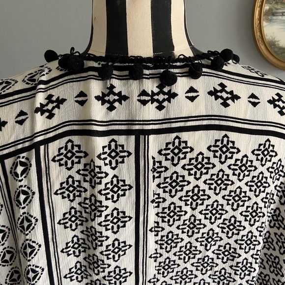 Forever 21 Pom Pom duster - Picture 9 of 10